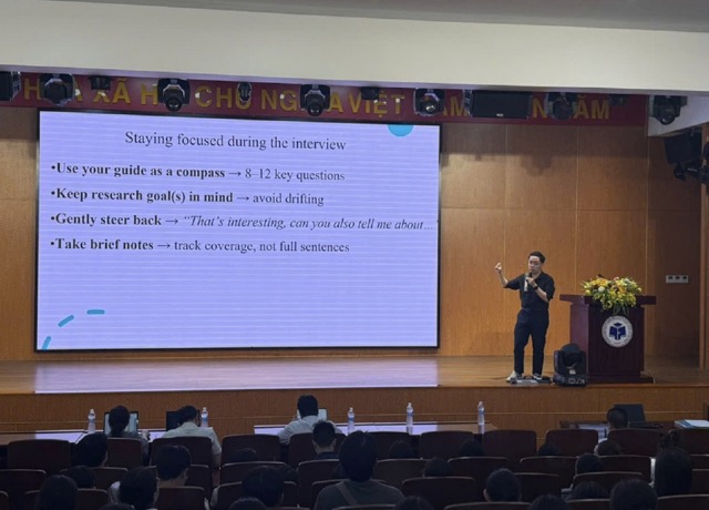 Hơn 400 sinh viên tham dự buổi tập huấn nghiên cứu khoa học của Khoa Ngoại ngữ