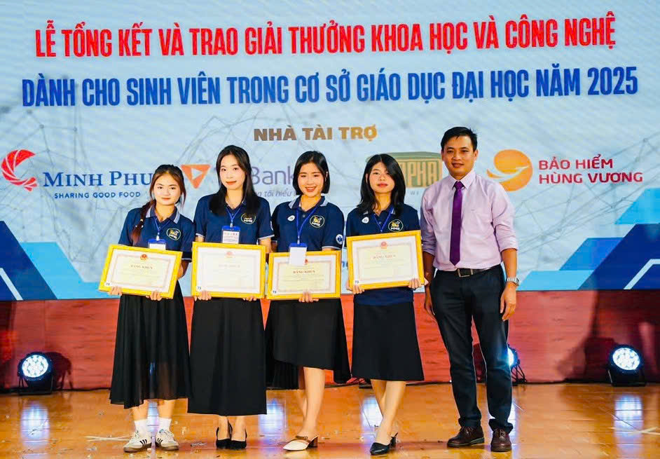 “Hãy cho mình một cơ hội tỏa sáng” – Lời nhắn từ người thầy truyền lửa nghiên cứu khoa học