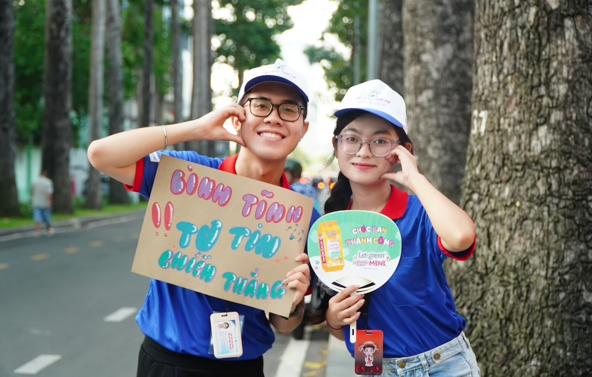 Từ người được tiếp sức đến người tiếp sức: màu áo xanh HUIT bên mùa thi