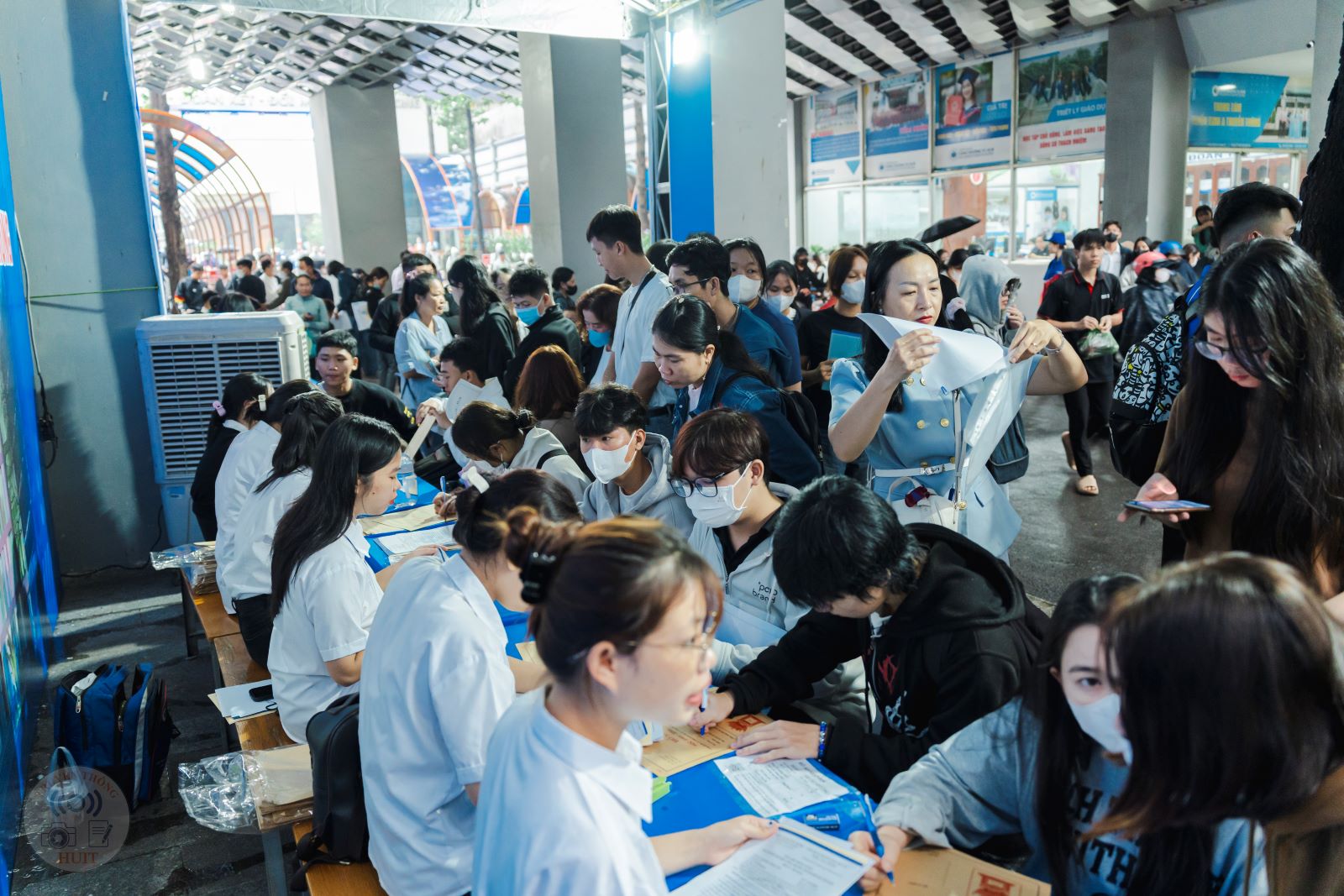 Gần 60% học sinh Trung tâm GDPT HUIT làm thủ tục nhập học ở trường Đại học Công thương TPHCM (HUIT) – Hành trình mới từ mái trường phổ thông đến giảng đường đại học