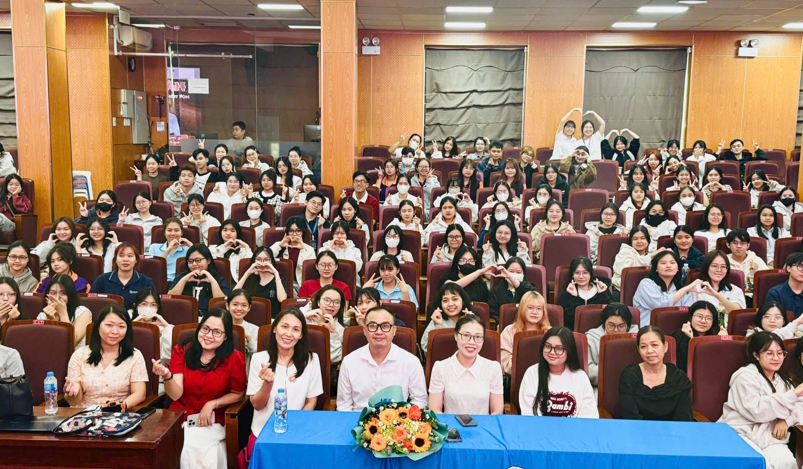 “Hán tự – Một tiến trình văn hóa”: Buổi tọa đàm truyền cảm hứng cho gần 400 sinh viên ngành ngôn ngữ Trung Quốc HUIT