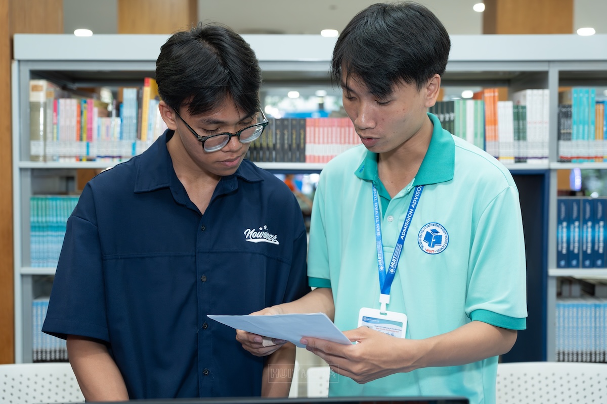 Check-in vào lúc hơn 17h00, tân sinh viên thuộc diện tuyển thẳng đã vui mừng nhập học tại HUIT