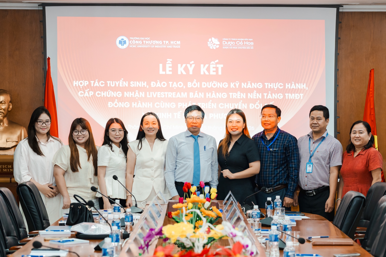HUIT ký kết hợp tác với Công ty TNHH Dược Cỏ Hoa, thúc đẩy đào tạo kinh doanh số và chuyển đổi số