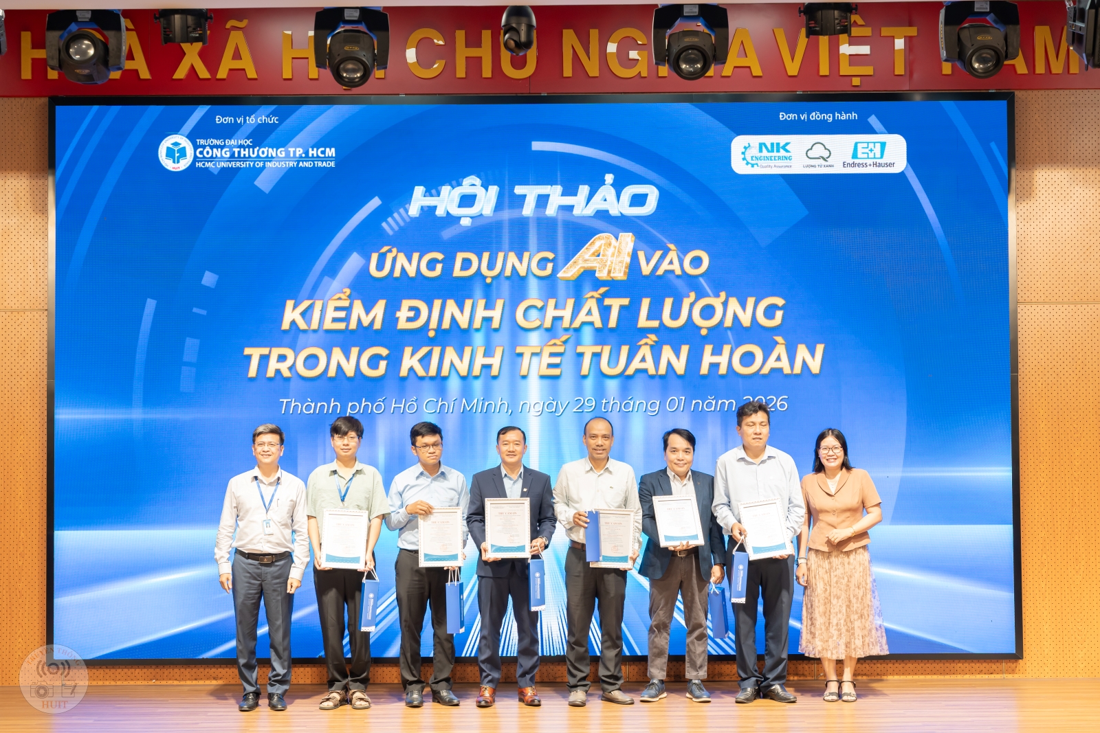 HUIT tổ chức hội thảo “Ứng dụng AI vào kiểm định chất lượng trong kinh tế tuần hoàn”