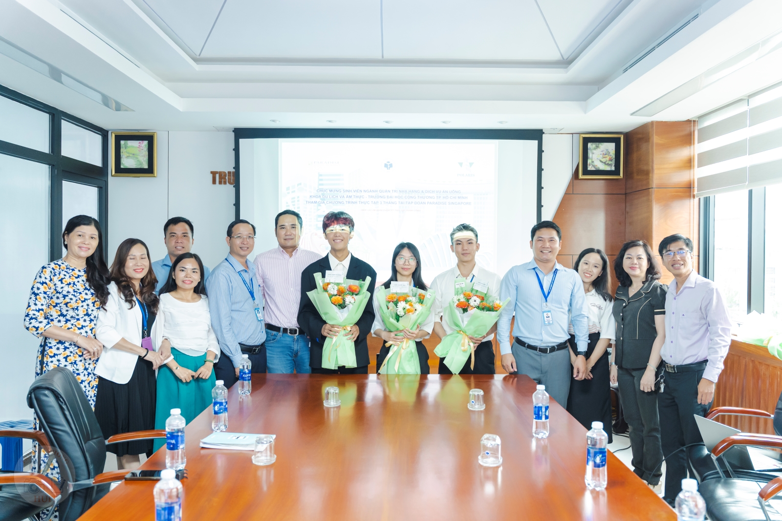 Tăng cường hợp tác quốc tế, 4 sinh viên khoa Du lịch và Ẩm thực thực tập tại Singapore