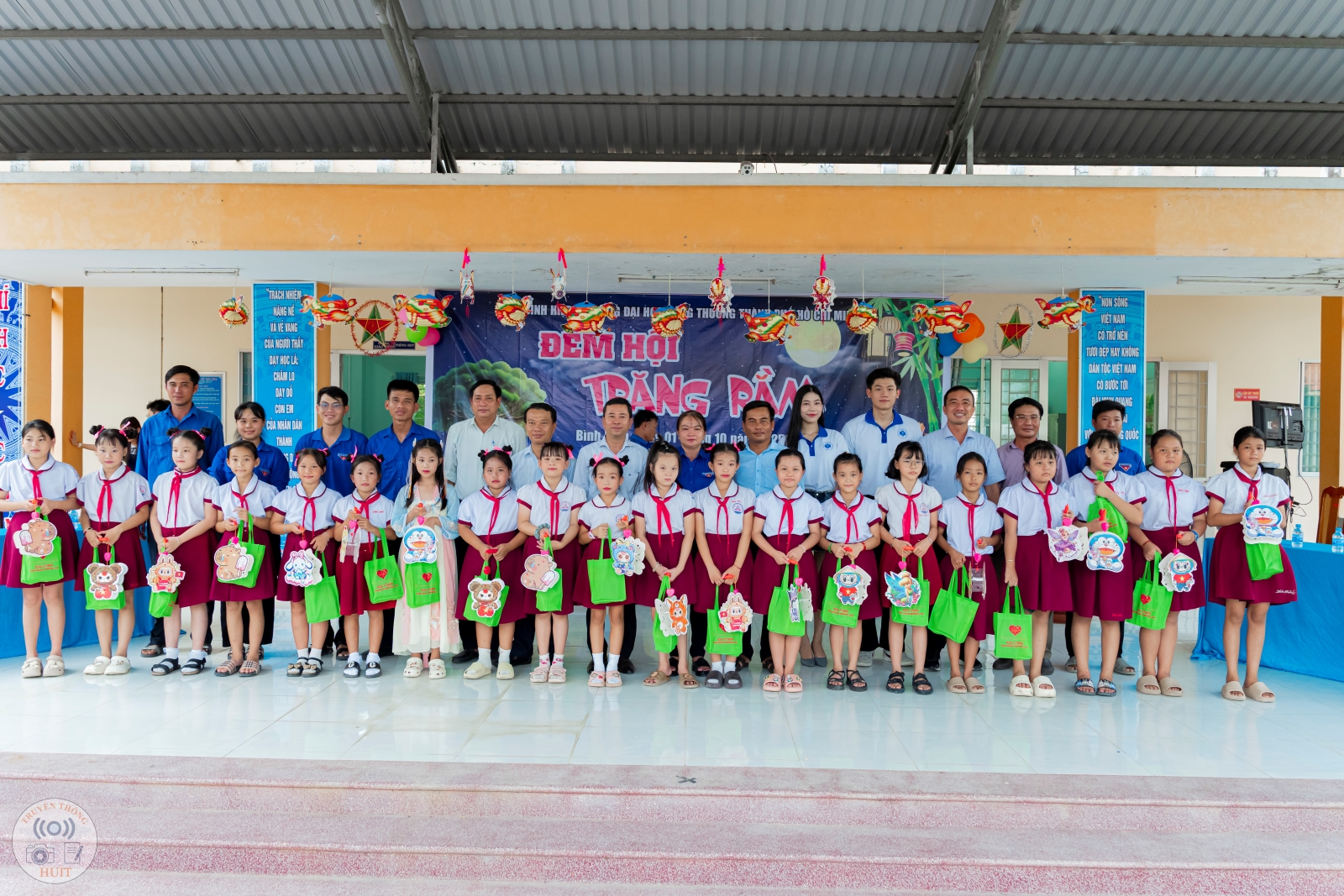 Trung thu HUIT – Ánh sáng tình thân, kết nối yêu thương