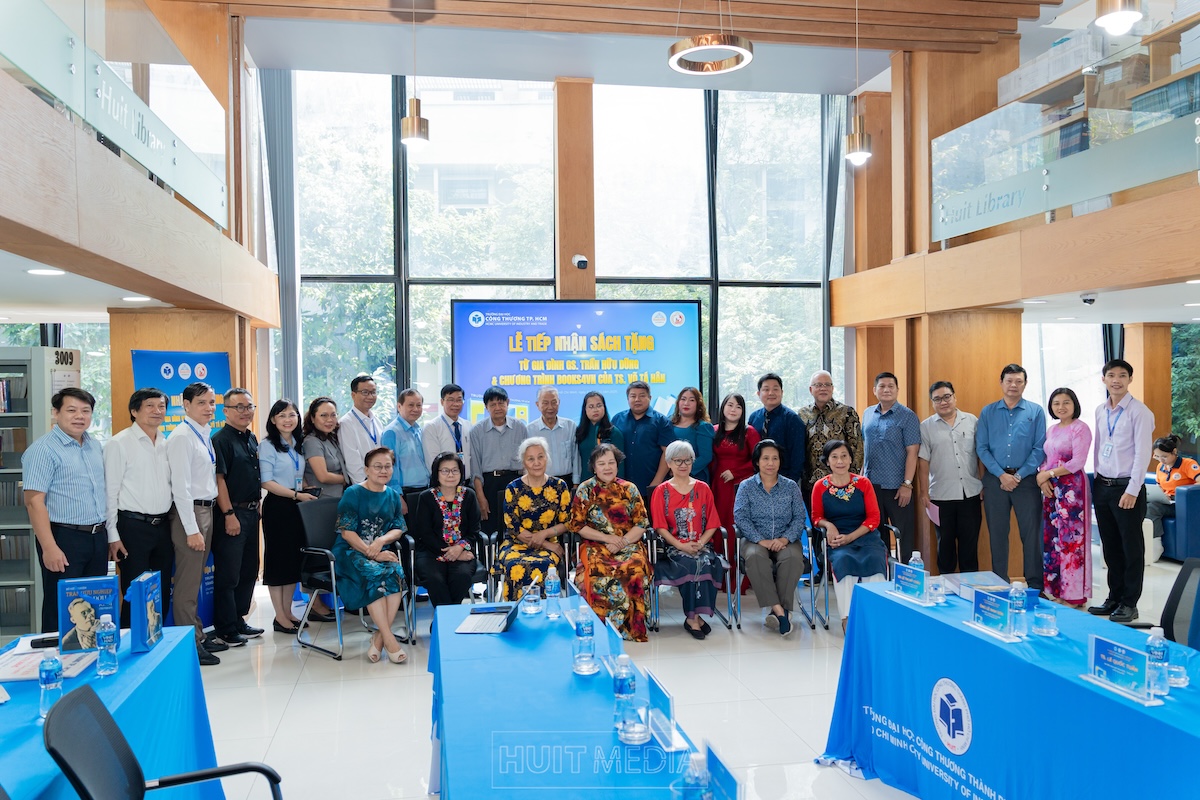 Trường Đại học Công Thương TP. HCM tiếp nhận hơn 1.000 quyển sách ngoại văn từ GS. Trần Hữu Dũng và Chương trình Books4VN của TS. Võ Tá Hân 