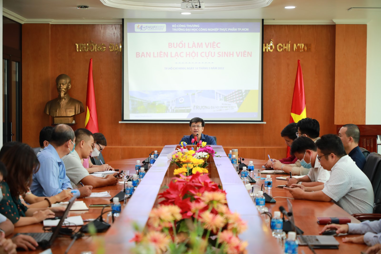 Ban liên lạc Hội cựu sinh viên làm việc cùng Ban giám hiệu, lãnh đạo các khoa, phòng ban, trung tâm Nhà trường