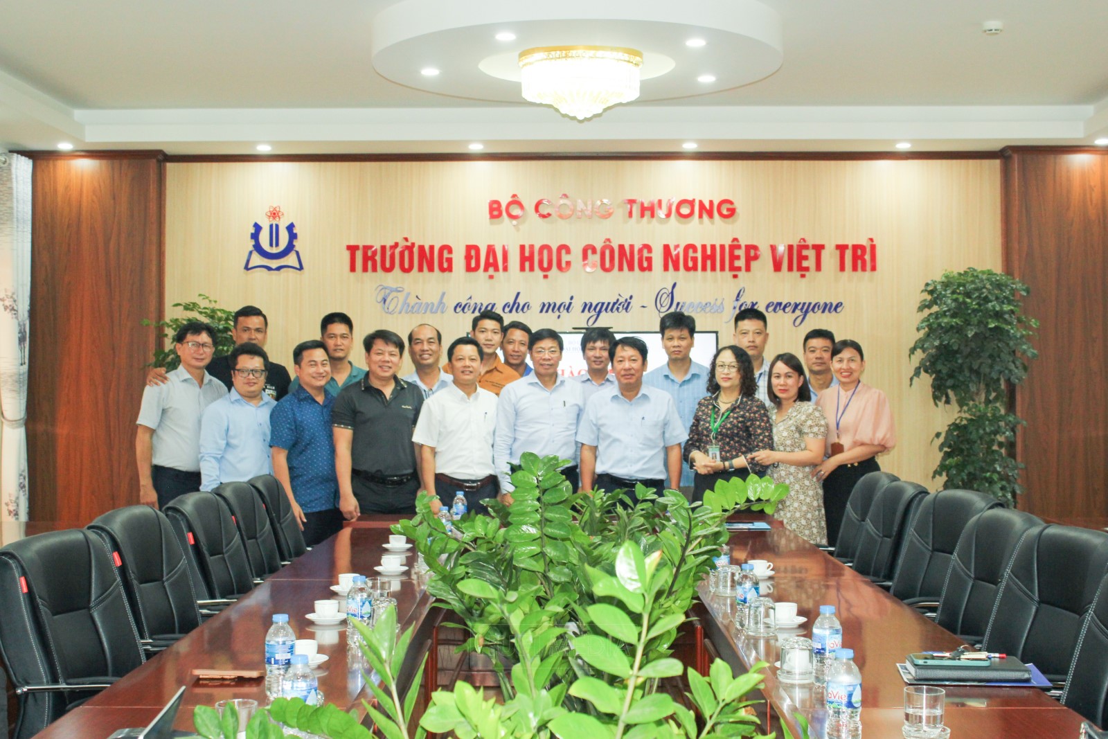 Đoàn lãnh đạo và viên chức của Đại học Công nghiệp Thực phẩm Tp.HCM thăm và làm việc tại trường Đại học Công ngiệp Việt Trì
