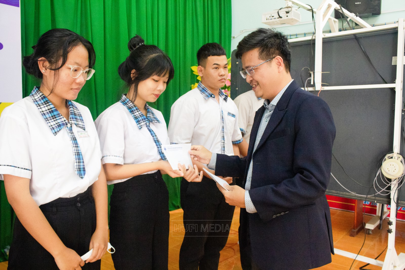 HUFI trao học bổng cho các em học sinh khó khăn, vượt khó tại Trường THPT Điểu Cải, Đồng Nai