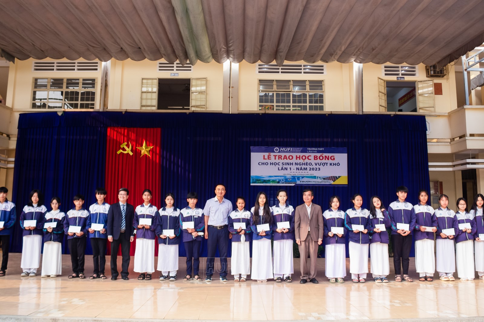 HUFI trao học bổng cho các em học sinh khó khăn, vượt khó tại Trường THPT Lâm Hà, Lâm Đồng