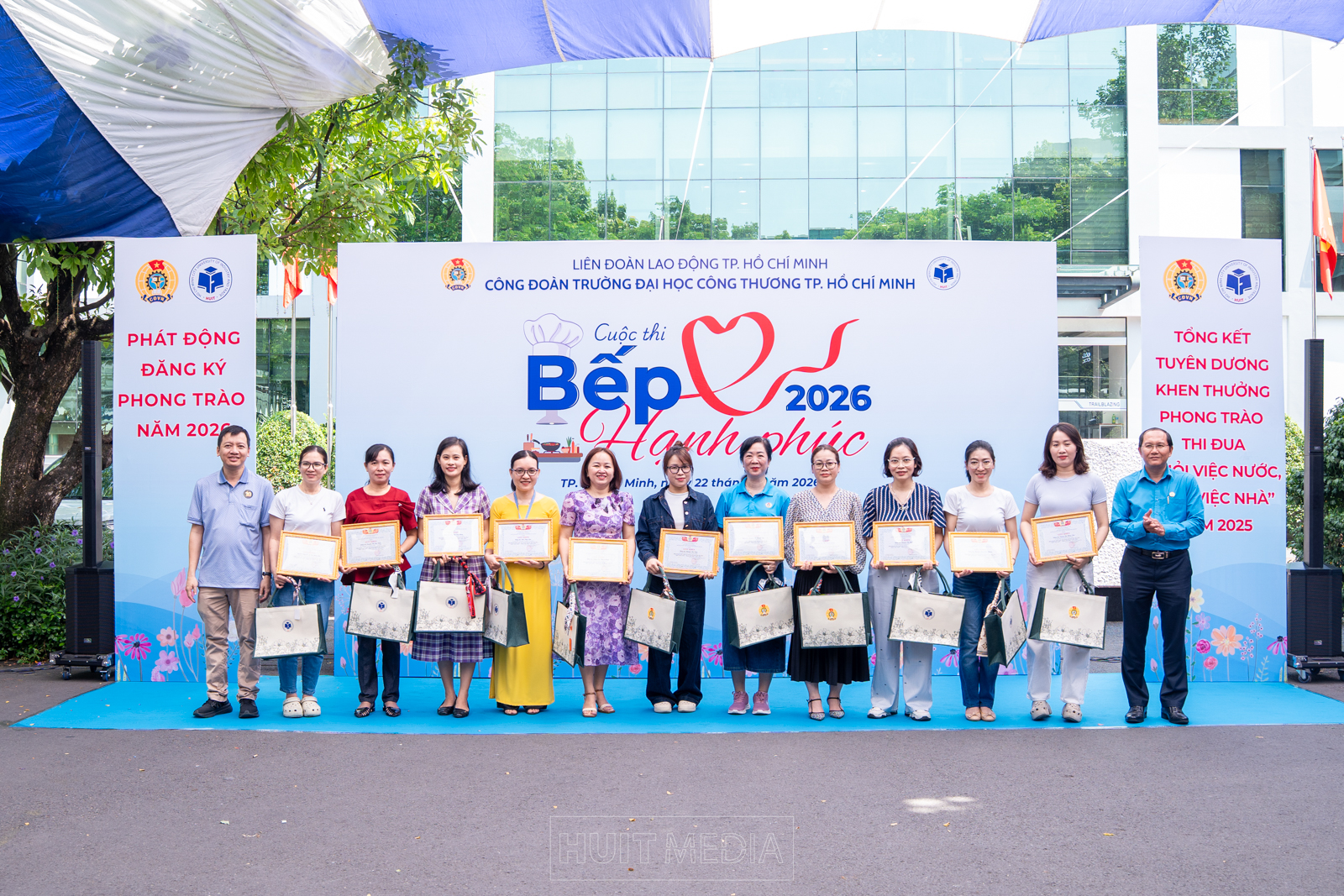 Tuyên dương nữ công đoàn viên “Giỏi việc nước, đảm việc nhà” năm 2025 – Tôn vinh những bông hoa đẹp của HUIT