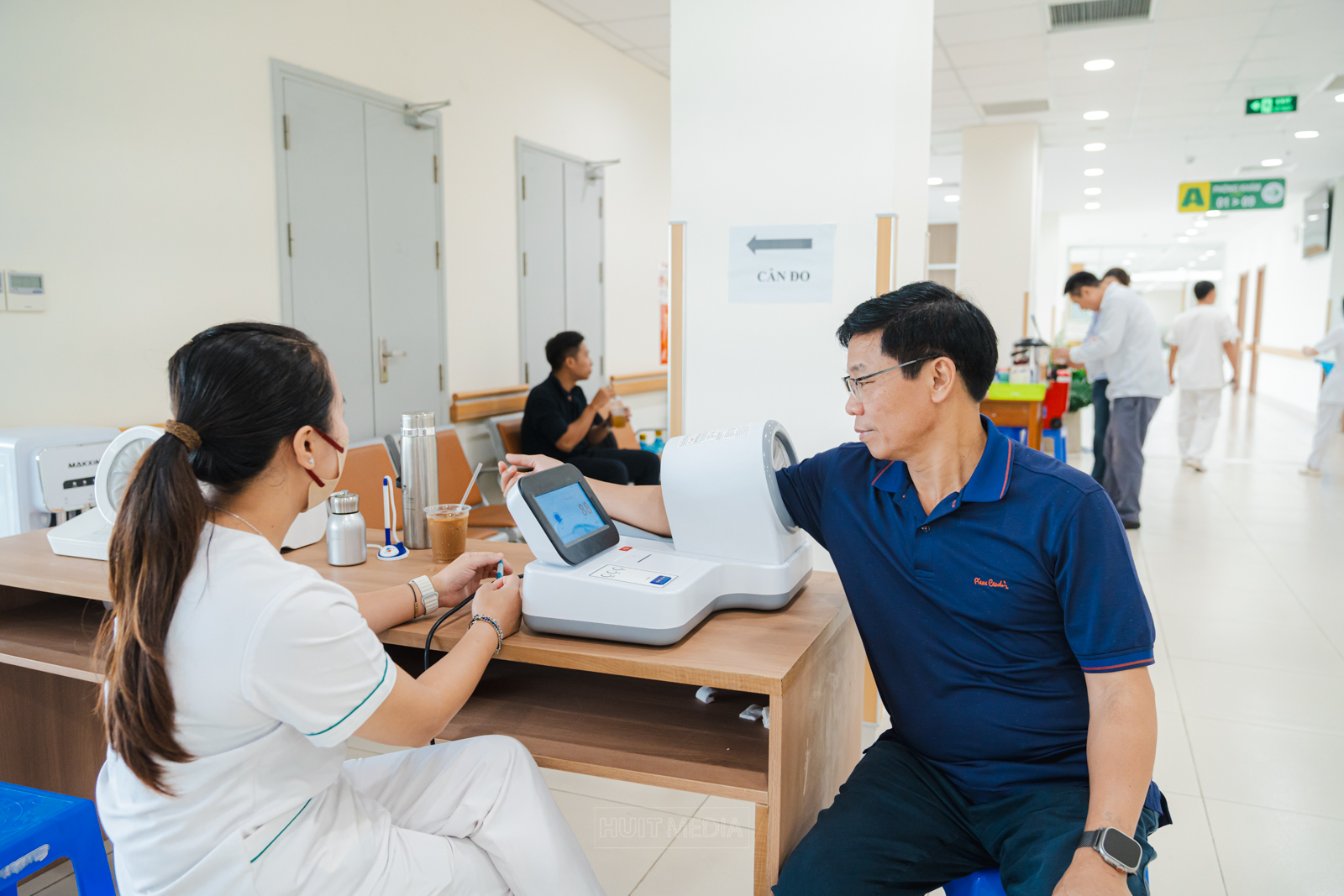 Viên chức và người lao động HUIT tham gia đợt khám sức khỏe tổng quát năm 2026